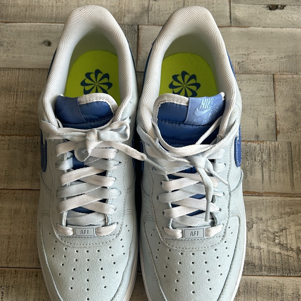 Nike Air Force 1 Premium Women’s Shoes.
Light blue with darker blue Nike swoosh - Picture 4 of 7